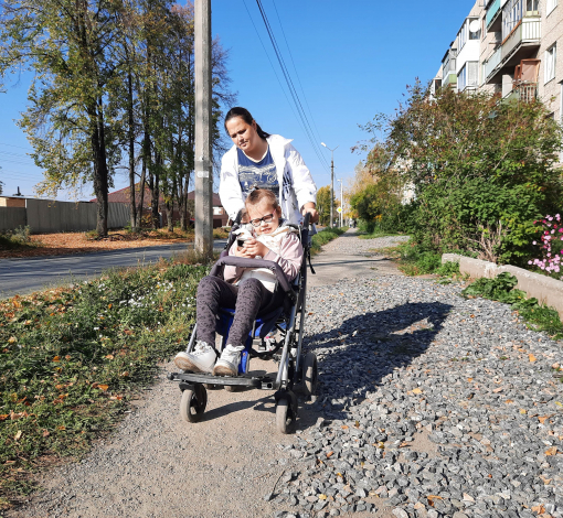 По тротуару Полярников, 27 мама Анна с Алисой проходят часто, но при возможности стараются обходить его.